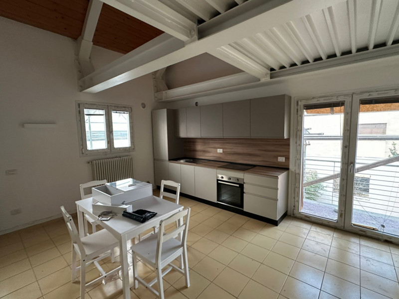 Proponiamo in locazione, a pochi passi da Piazza Mazzini, un elegante appartamento situato al pri...