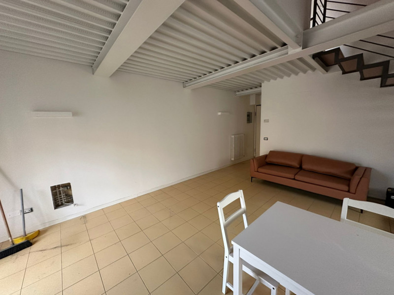 Proponiamo in locazione, a pochi passi da Piazza Mazzini, un elegante appartamento situato al pri...