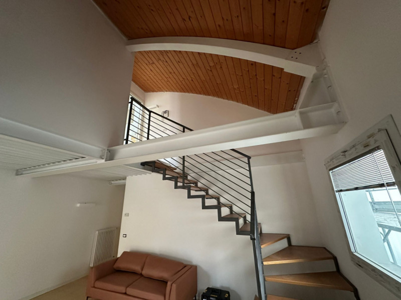 Proponiamo in locazione, a pochi passi da Piazza Mazzini, un elegante appartamento situato al pri...