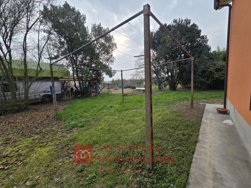 CALDOGNO -RETTORGOLE: proponiamo IN ESCLUSIVA CASA SINGOLA TERRATETTO di 183 mq situata in zona V...