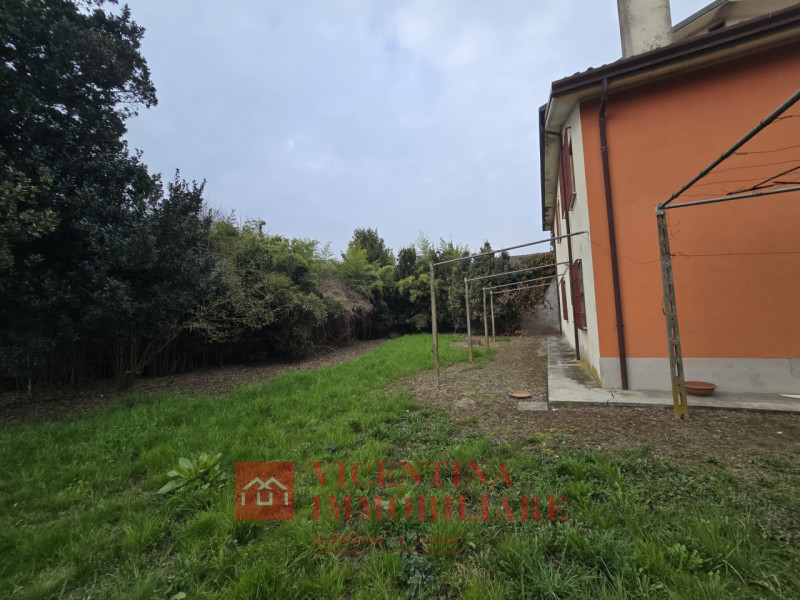 CALDOGNO -RETTORGOLE: proponiamo IN ESCLUSIVA CASA SINGOLA TERRATETTO di 183 mq situata in zona V...