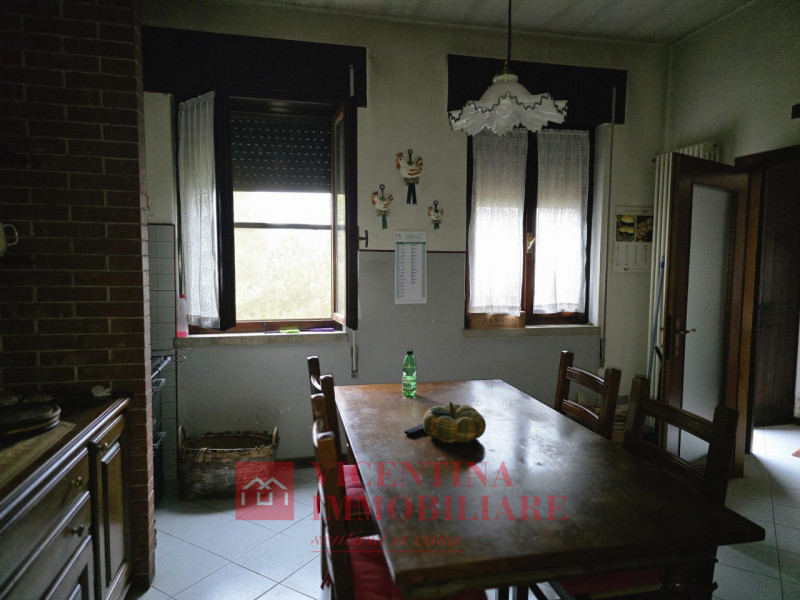 CALDOGNO -RETTORGOLE: proponiamo IN ESCLUSIVA CASA SINGOLA TERRATETTO di 183 mq situata in zona V...