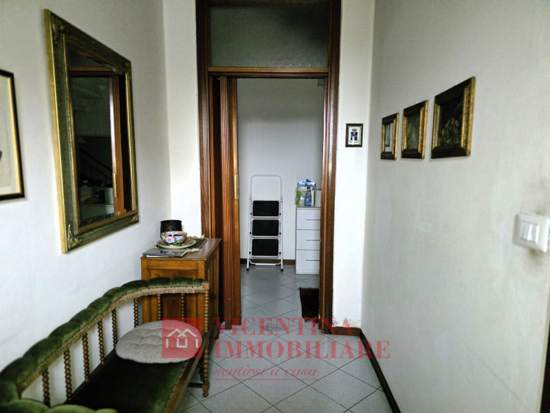 CALDOGNO -RETTORGOLE: proponiamo IN ESCLUSIVA CASA SINGOLA TERRATETTO di 183 mq situata in zona V...