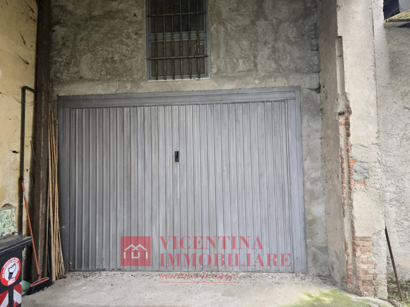 CALDOGNO -RETTORGOLE: proponiamo IN ESCLUSIVA CASA SINGOLA TERRATETTO di 183 mq situata in zona V...