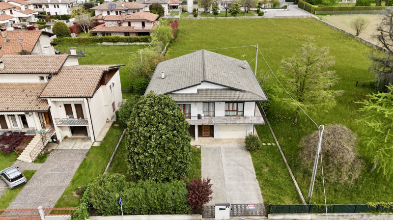 Rossano Veneto - Villa singola su lotto di 650 mq - Euro 299.000

Trattativa riservata Unica Immo...