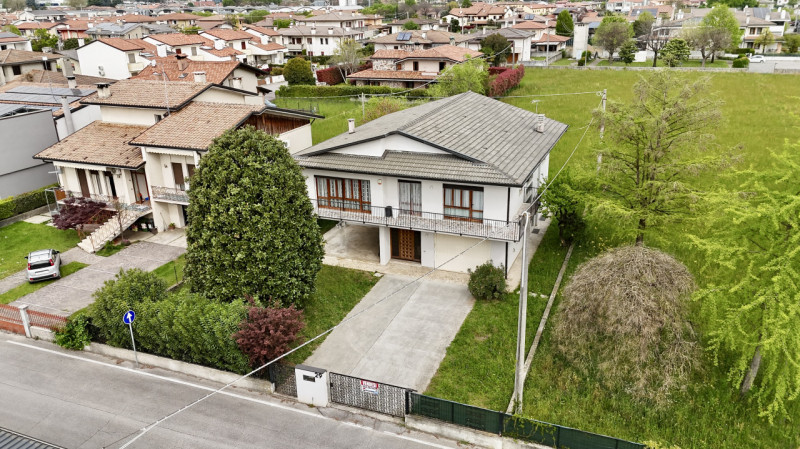 Rossano Veneto - Villa singola su lotto di 650 mq - Euro 299.000

Trattativa riservata Unica Immo...