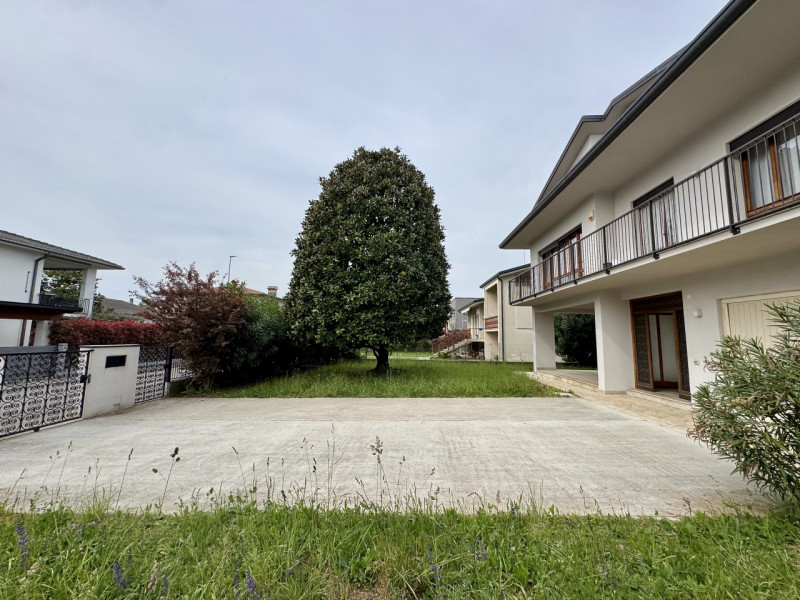 Rossano Veneto - Villa singola su lotto di 650 mq - Euro 299.000

Trattativa riservata Unica Immo...