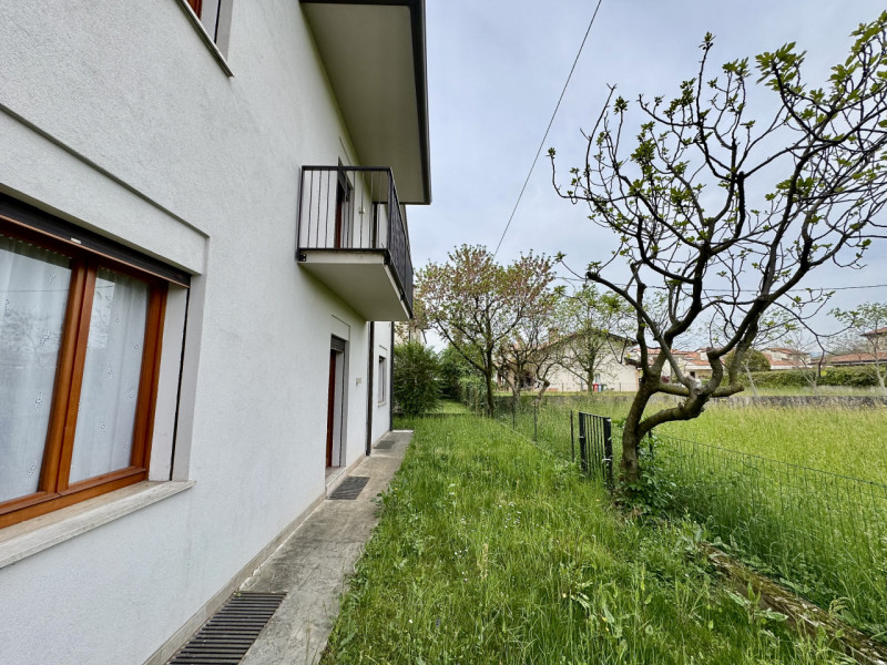 Rossano Veneto - Villa singola su lotto di 650 mq - Euro 299.000

Trattativa riservata Unica Immo...