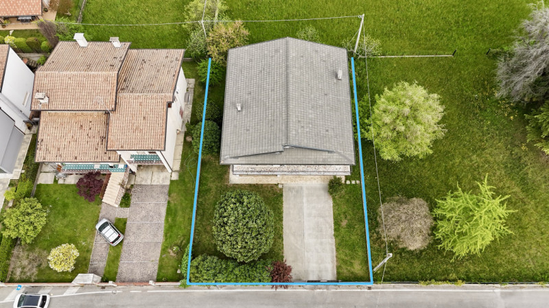 Rossano Veneto - Villa singola su lotto di 650 mq - Euro 299.000

Trattativa riservata Unica Immo...