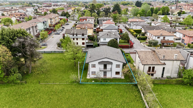 Rossano Veneto - Villa singola su lotto di 650 mq - Euro 299.000

Trattativa riservata Unica Immo...