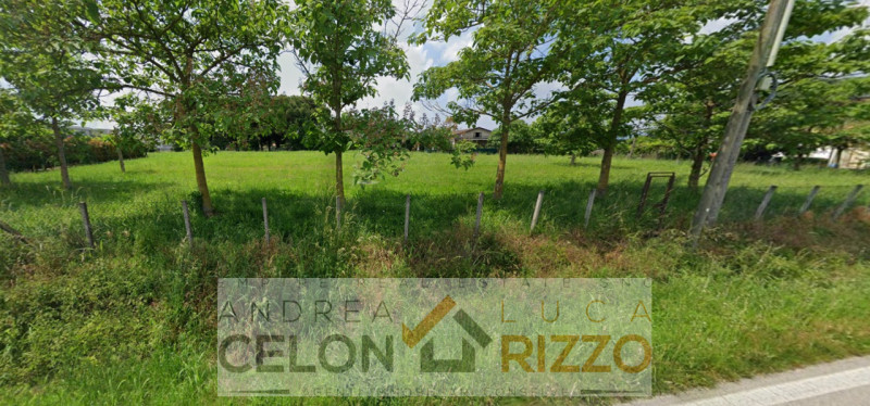 Nel cuore della tranquilla zona di Vanzo, nel comune di San Pietro Viminario, proponiamo in vendi...