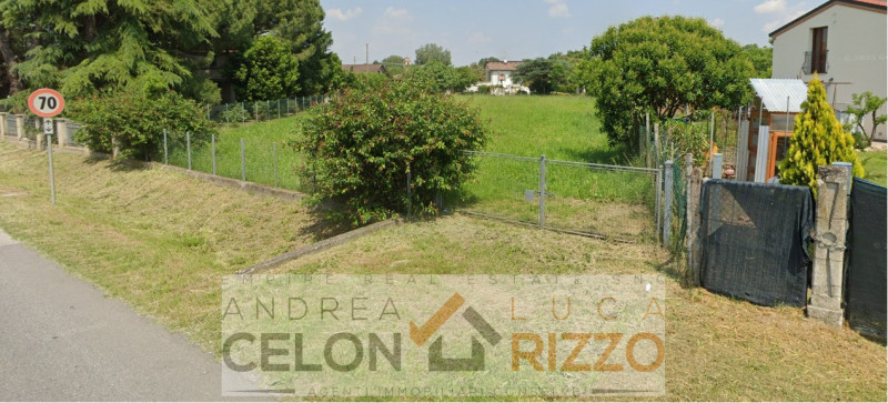 Nel cuore della tranquilla zona di Vanzo, nel comune di San Pietro Viminario, proponiamo in vendi...