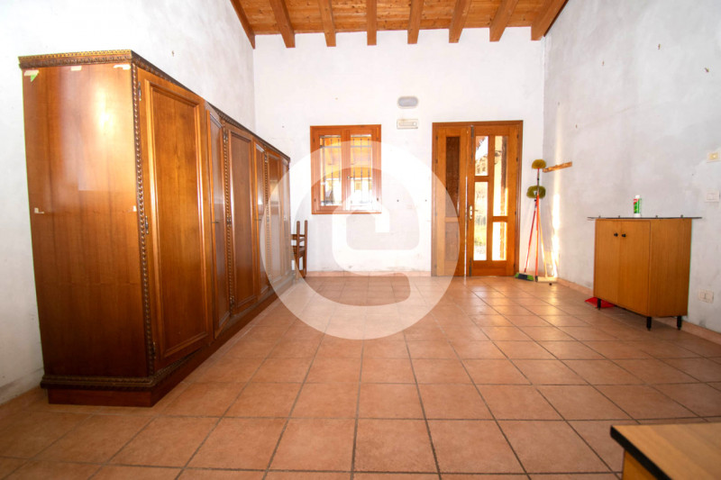 In vendita a San Giorgio delle Pertiche (PD), in una zona tranquilla e immersa nel verde, proponi...