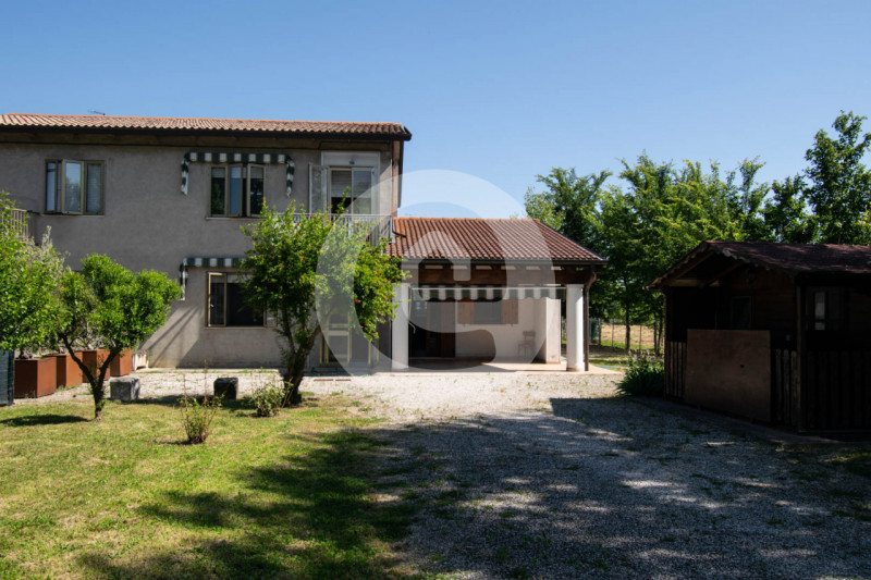 In vendita a San Giorgio delle Pertiche (PD), in una zona tranquilla e immersa nel verde, proponi...