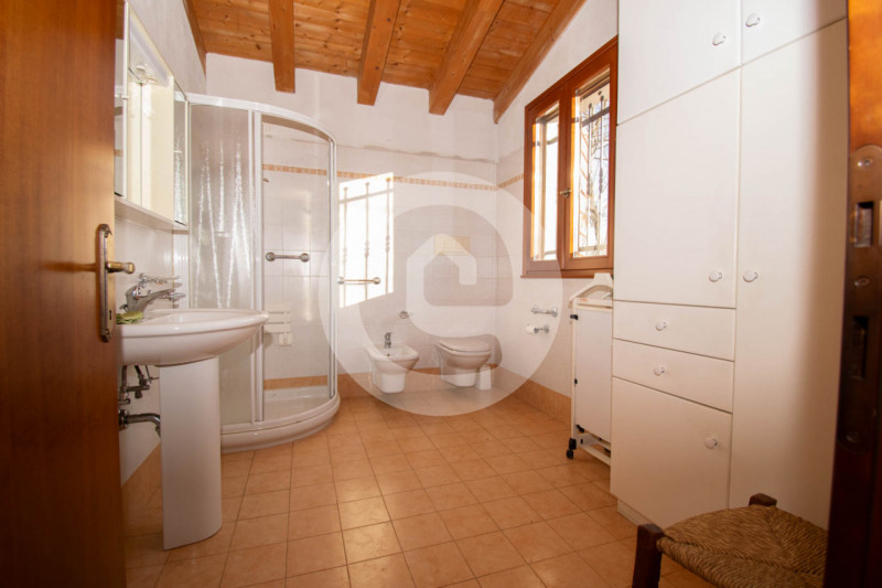 In vendita a San Giorgio delle Pertiche (PD), in una zona tranquilla e immersa nel verde, proponi...