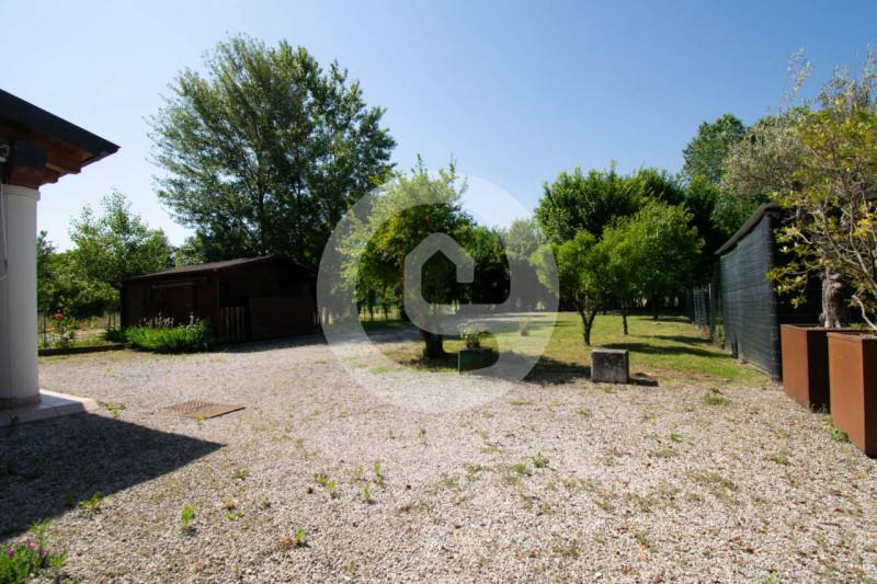 In vendita a San Giorgio delle Pertiche (PD), in una zona tranquilla e immersa nel verde, proponi...