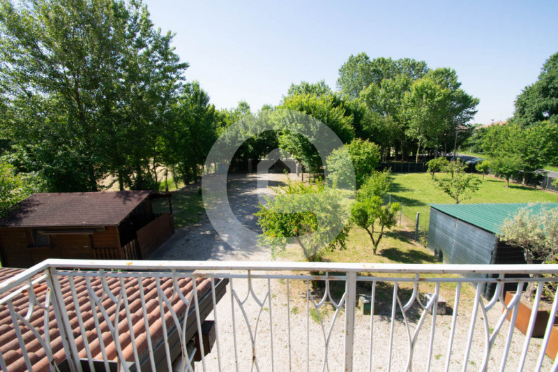 In vendita a San Giorgio delle Pertiche (PD), in una zona tranquilla e immersa nel verde, proponi...