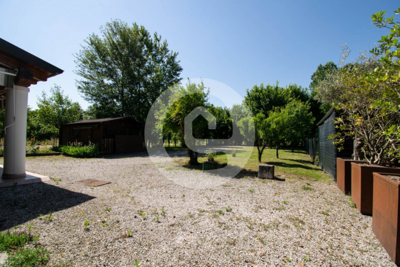 In vendita a San Giorgio delle Pertiche (PD), in una zona tranquilla e immersa nel verde, proponi...