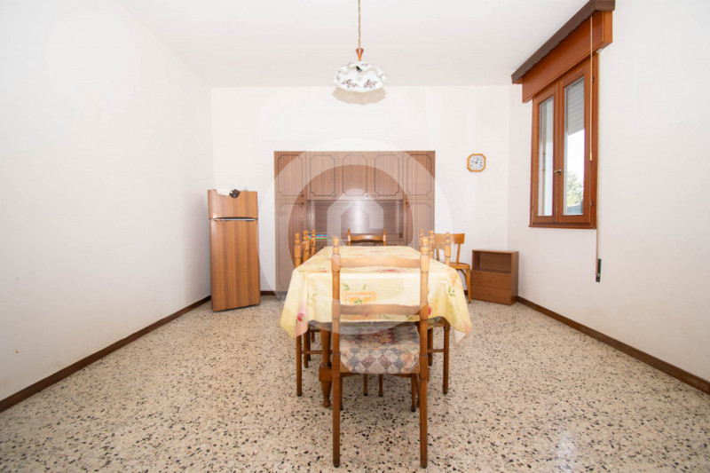 In vendita a San Giorgio delle Pertiche (PD), in una zona tranquilla e immersa nel verde, proponi...