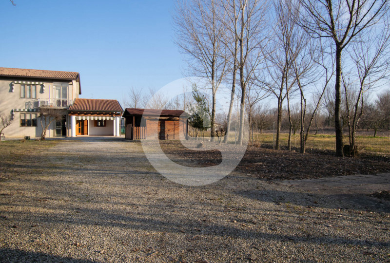 In vendita a San Giorgio delle Pertiche (PD), in una zona tranquilla e immersa nel verde, proponi...
