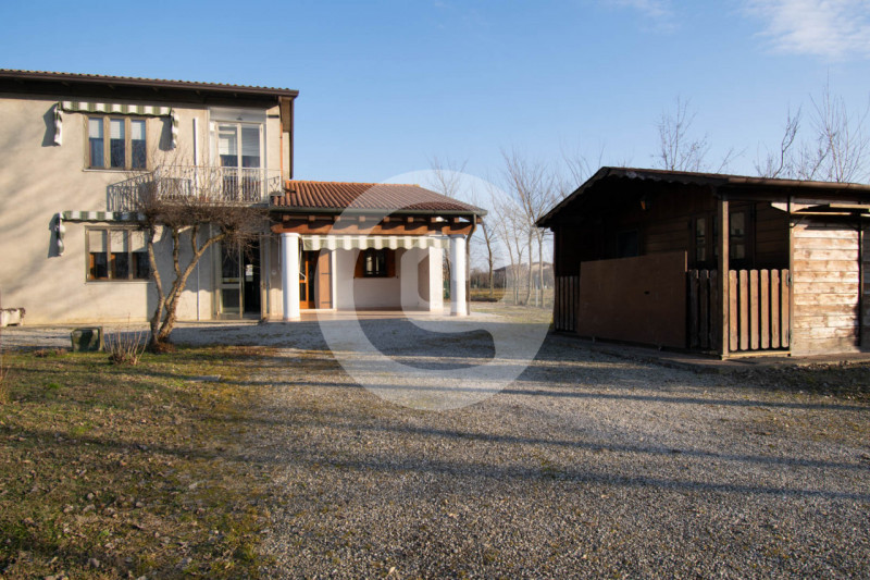 In vendita a San Giorgio delle Pertiche (PD), in una zona tranquilla e immersa nel verde, proponi...