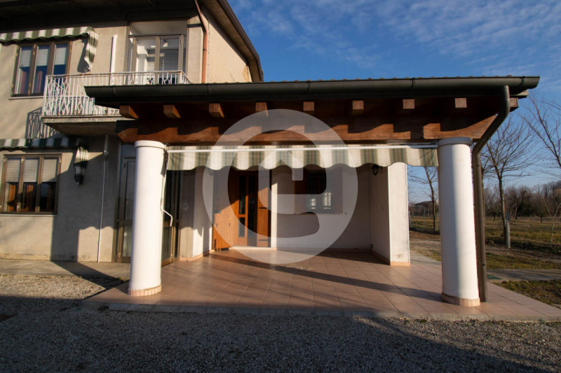 In vendita a San Giorgio delle Pertiche (PD), in una zona tranquilla e immersa nel verde, proponi...