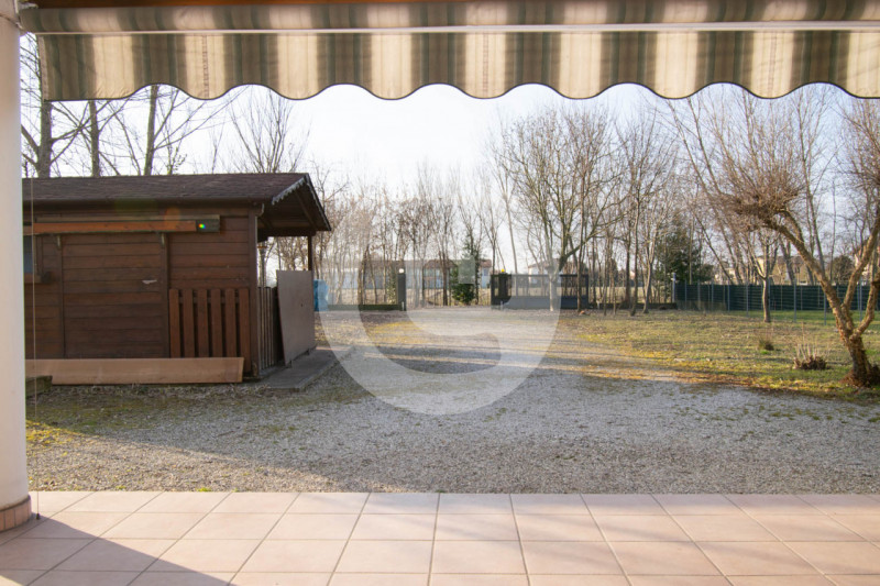 In vendita a San Giorgio delle Pertiche (PD), in una zona tranquilla e immersa nel verde, proponi...