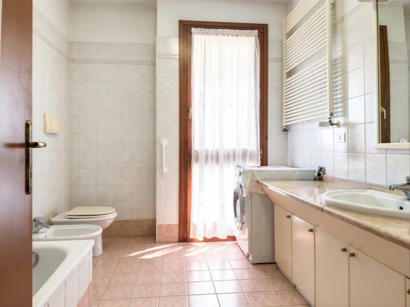 (Per INFO Vittorio 3517343301) Proponiamo in vendita un accogliente appartamento trilocale di cir...