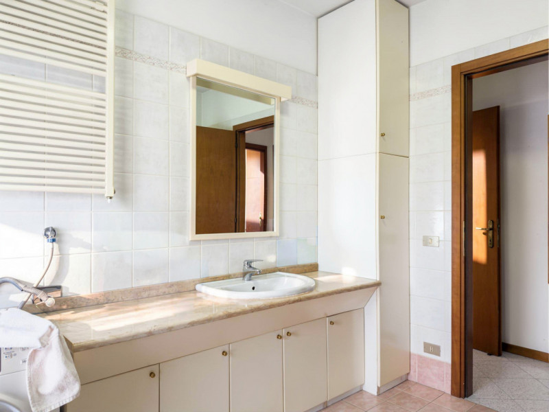 (Per INFO Vittorio 3517343301) Proponiamo in vendita un accogliente appartamento trilocale di cir...