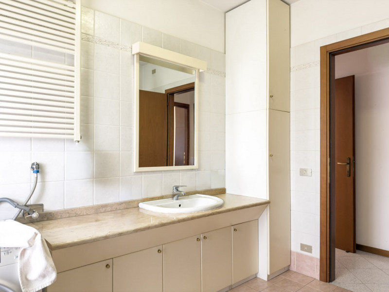 (Per INFO Vittorio 3517343301) Proponiamo in vendita un accogliente appartamento trilocale di cir...