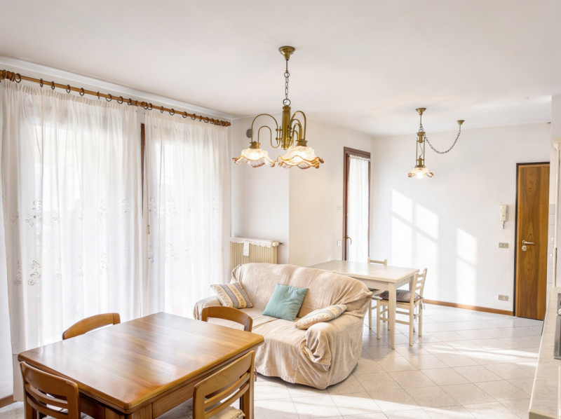 (Per INFO Vittorio 3517343301) Proponiamo in vendita un accogliente appartamento trilocale di cir...