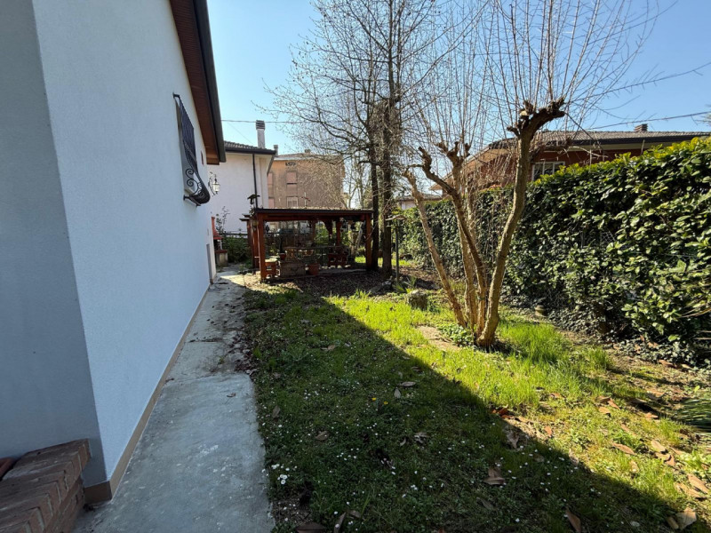 A Marocco di Mogliano Veneto, in zona tranquilla e residenziale, proponiamo in vendita ampia porz...