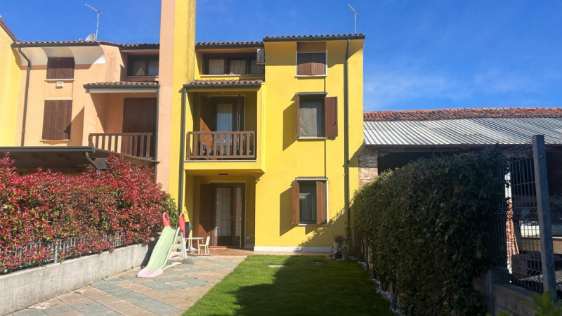 In tranquilla zona residenziale a Sant’Andrea oltre il Muson, a pochi minuti dal centro di Castel...