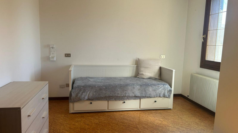 In tranquilla zona residenziale a Sant’Andrea oltre il Muson, a pochi minuti dal centro di Castel...