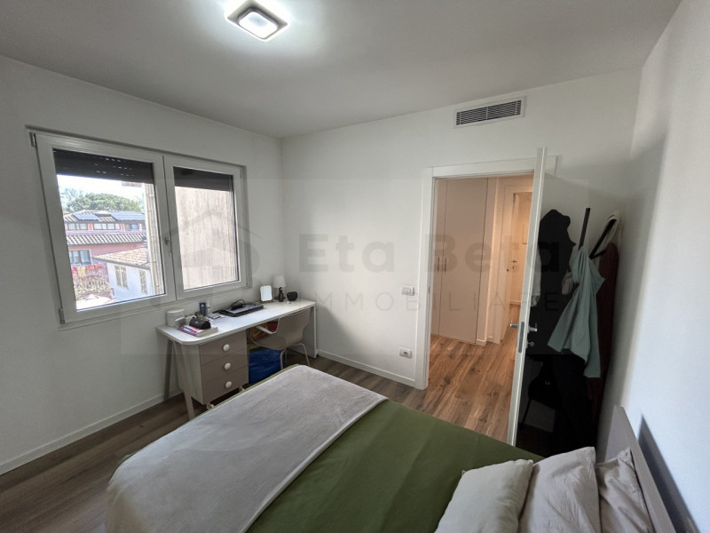 In vendita, nel cuore di Limena, proponiamo un elegante appartamento trilocale situato al secondo...