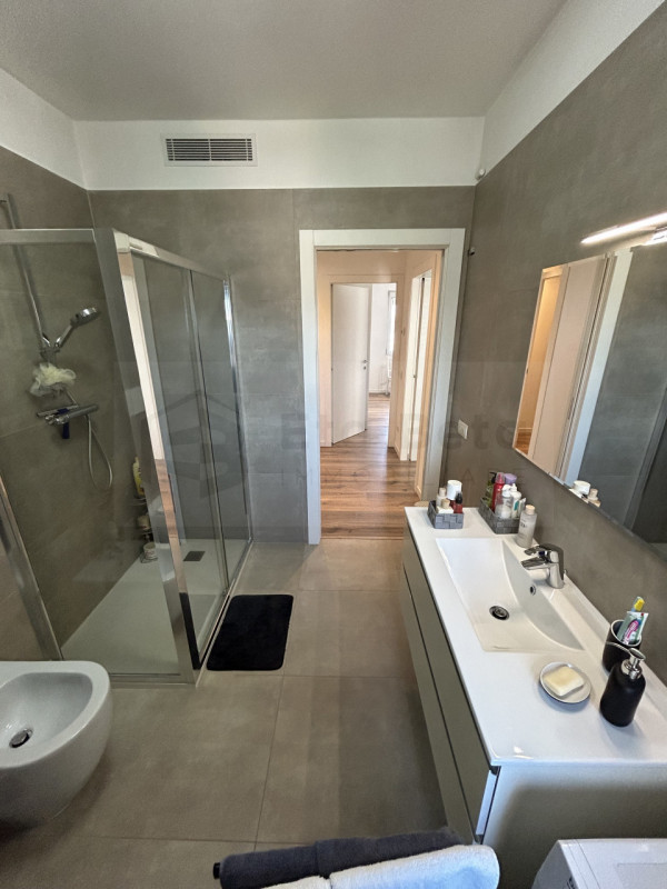 In vendita, nel cuore di Limena, proponiamo un elegante appartamento trilocale situato al secondo...