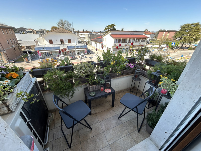 In vendita, nel cuore di Limena, proponiamo un elegante appartamento trilocale situato al secondo...