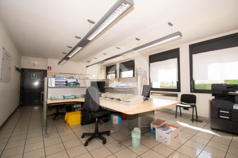 Proponiamo in vendita un prestigioso capannone artigianale situato nella frazione di Arsego, nel ...