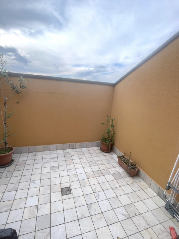 In Zona Ex-Piscina comodo e spazioso appartamento su 2 livelli, ubicato ai piani primi e secondo ...