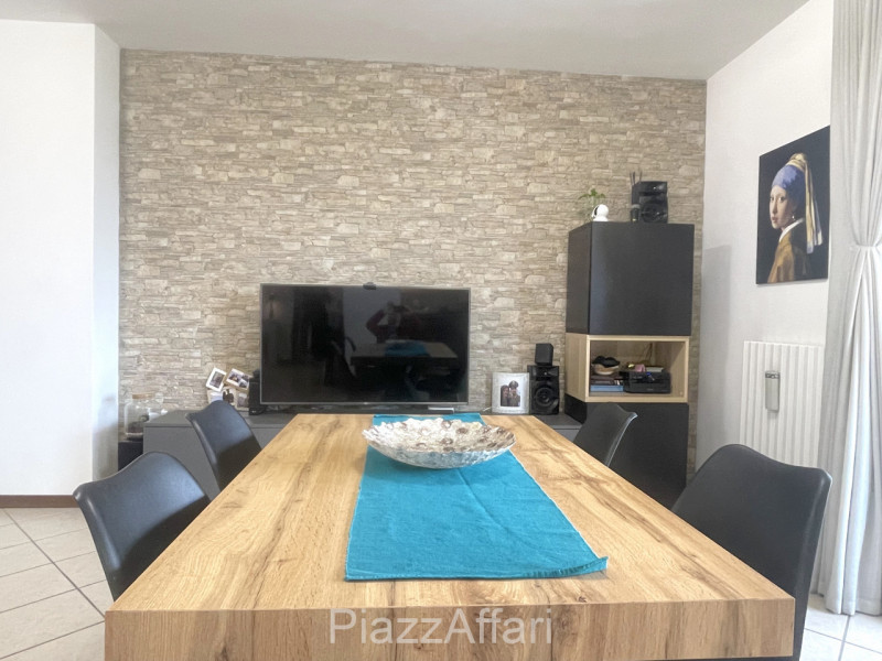 In Zona Ex-Piscina comodo e spazioso appartamento su 2 livelli, ubicato ai piani primi e secondo ...