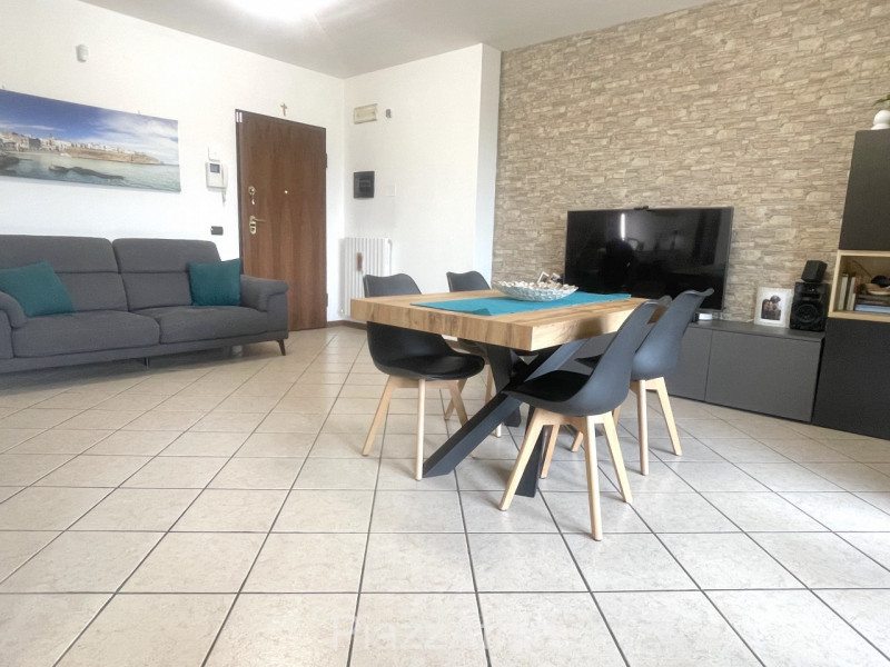 In Zona Ex-Piscina comodo e spazioso appartamento su 2 livelli, ubicato ai piani primi e secondo ...