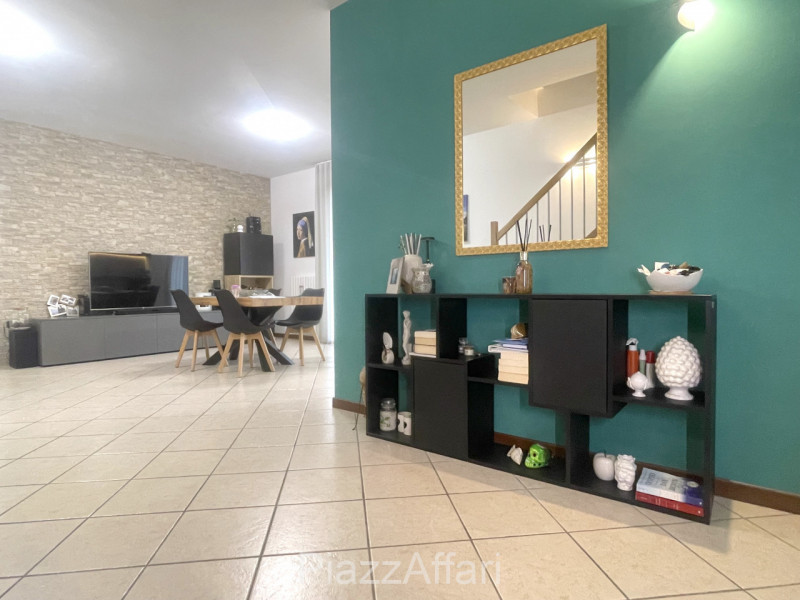 In Zona Ex-Piscina comodo e spazioso appartamento su 2 livelli, ubicato ai piani primi e secondo ...