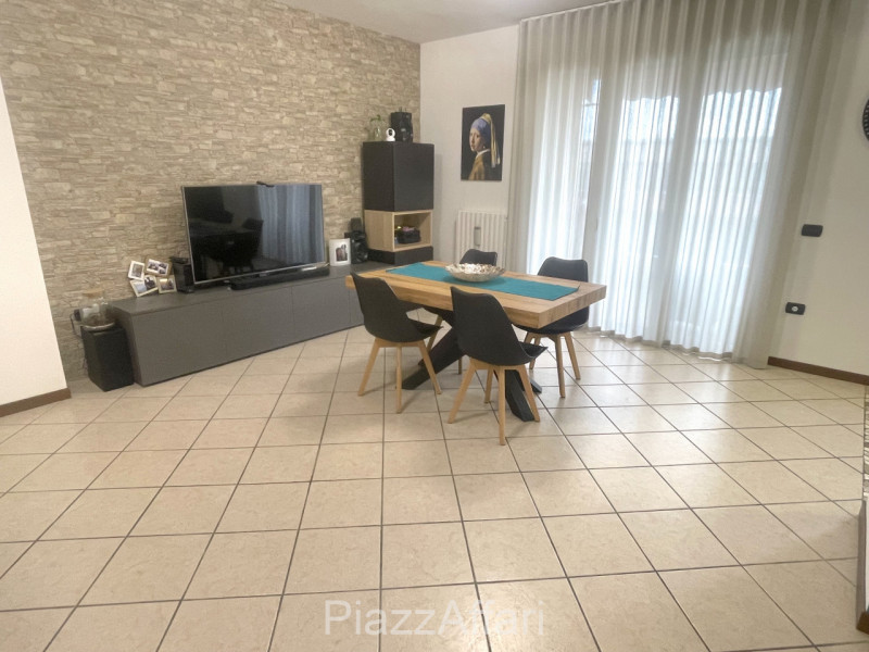 In Zona Ex-Piscina comodo e spazioso appartamento su 2 livelli, ubicato ai piani primi e secondo ...