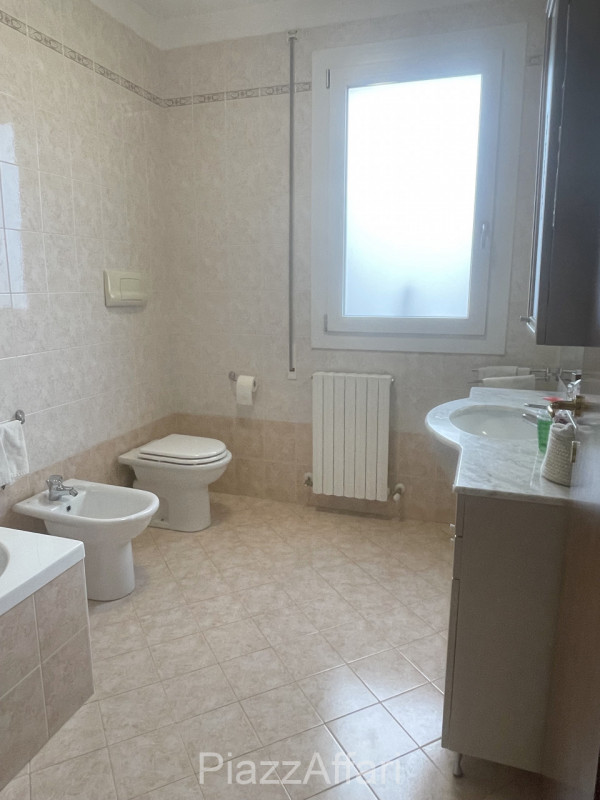 In Zona Ex-Piscina comodo e spazioso appartamento su 2 livelli, ubicato ai piani primi e secondo ...