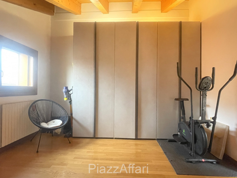 In Zona Ex-Piscina comodo e spazioso appartamento su 2 livelli, ubicato ai piani primi e secondo ...