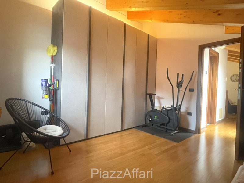 In Zona Ex-Piscina comodo e spazioso appartamento su 2 livelli, ubicato ai piani primi e secondo ...