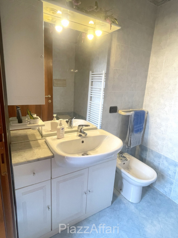 In Zona Ex-Piscina comodo e spazioso appartamento su 2 livelli, ubicato ai piani primi e secondo ...