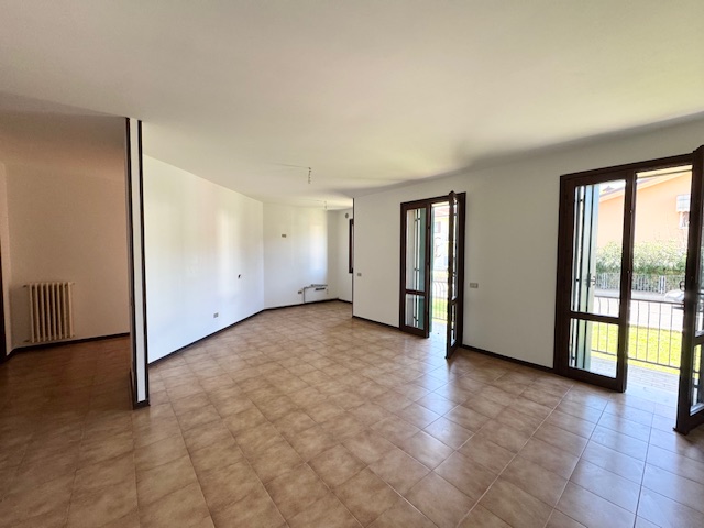 LOVOLO DI ALBETTONE (VI) Spazioso appartamento al piano terra rialzato, con ampio soggiorno-cottu...