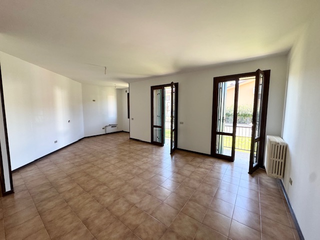 LOVOLO DI ALBETTONE (VI) Spazioso appartamento al piano terra rialzato, con ampio soggiorno-cottu...