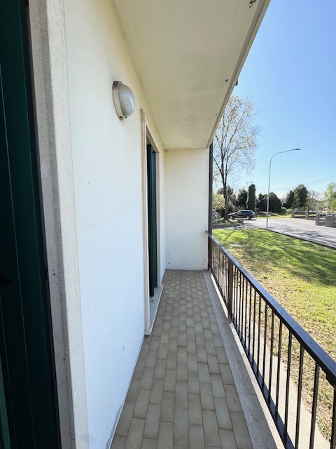 LOVOLO DI ALBETTONE (VI) Spazioso appartamento al piano terra rialzato, con ampio soggiorno-cottu...